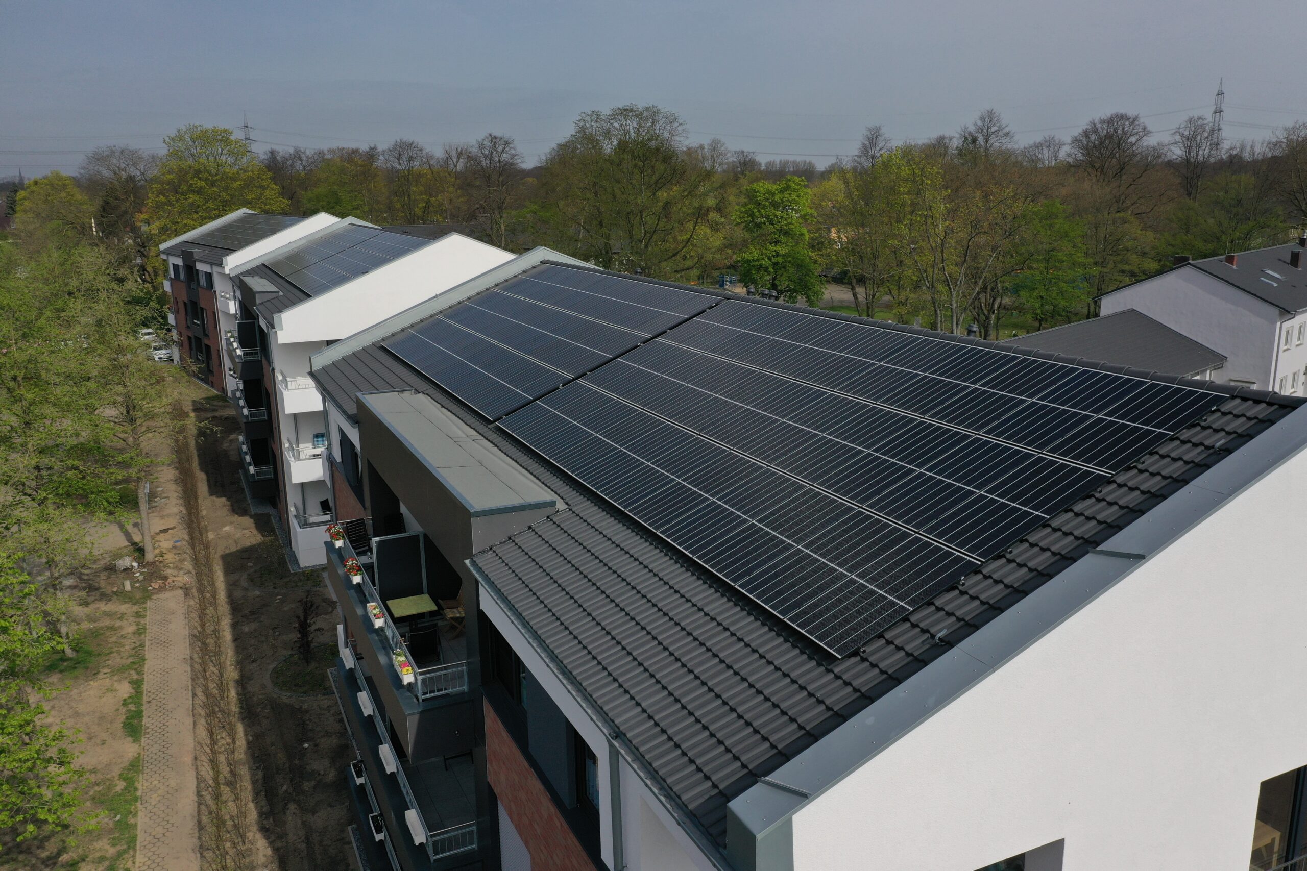 Photovoltaikanlage auf einem Mehrfamilienhausdach, per Drohne aufgenommen