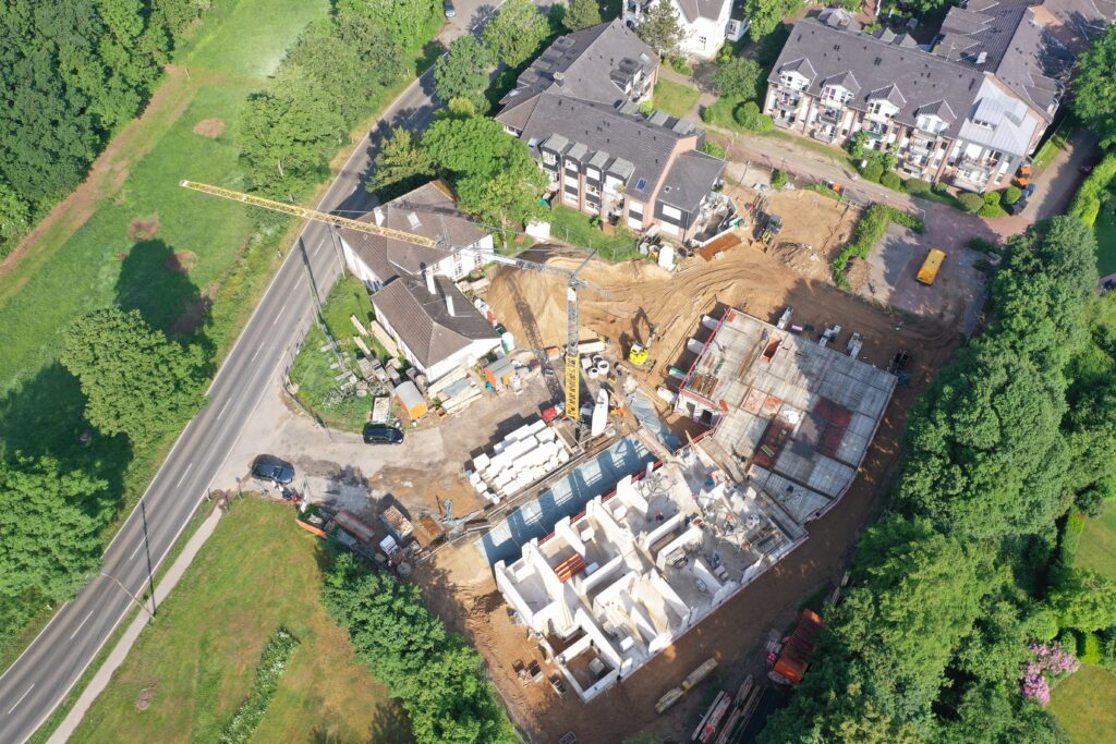 Baudokumentation aus der Luft. Drohnenaufnahme einer Baustelle