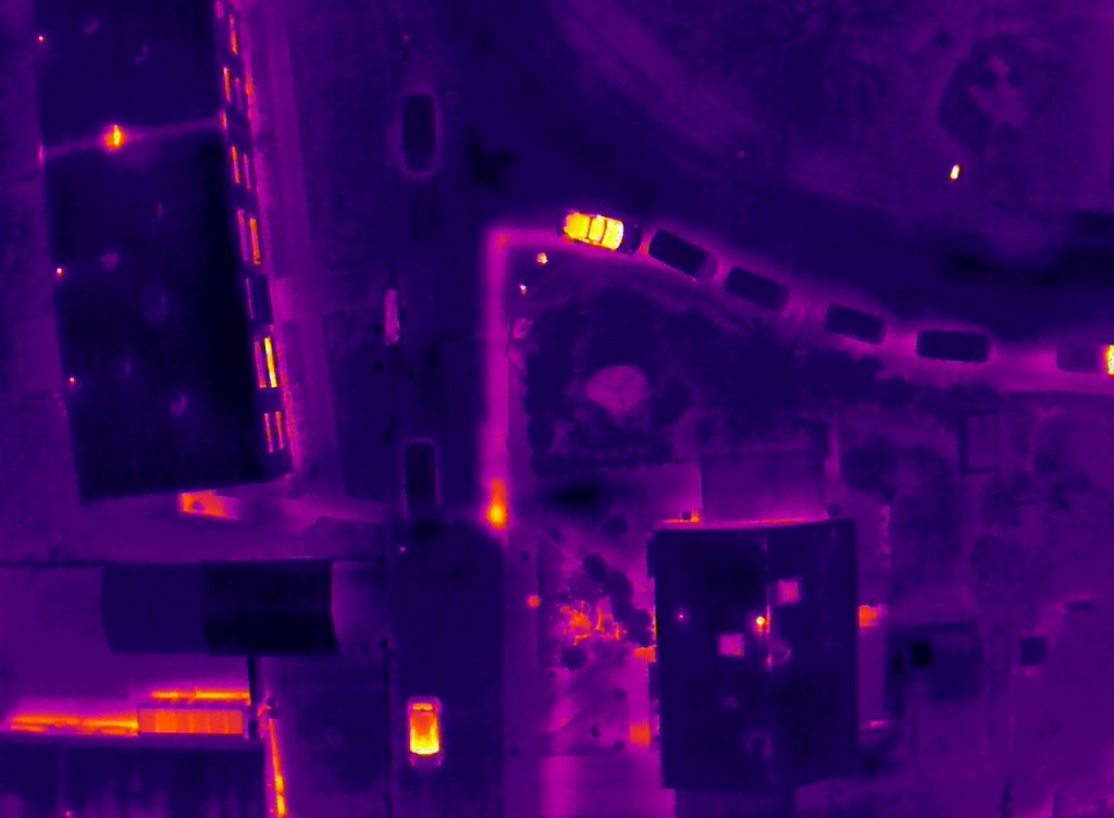 Drohneninspektion und Luftaufnahme einer Fernwärmeleitung, die Leckagen per Drohnen-Thermografie aufzeigt