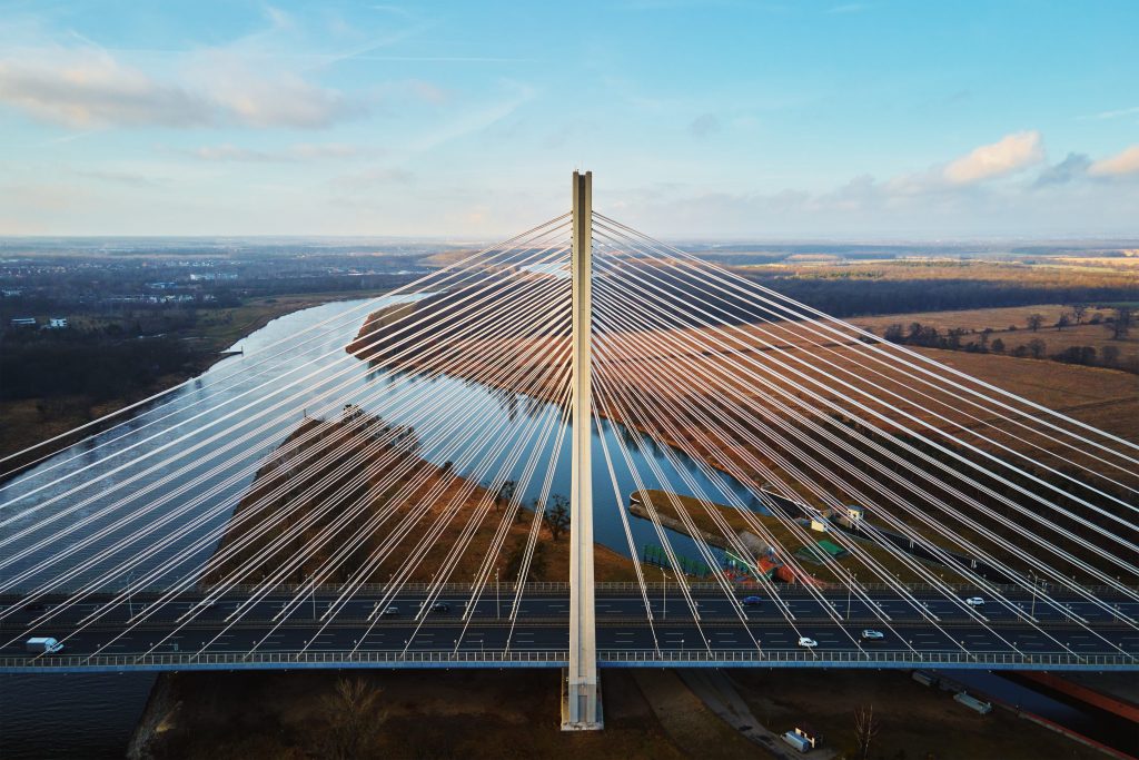Luftaufnahme einer Brücke, die bei einer Drohneninspektion begutachtet wurde