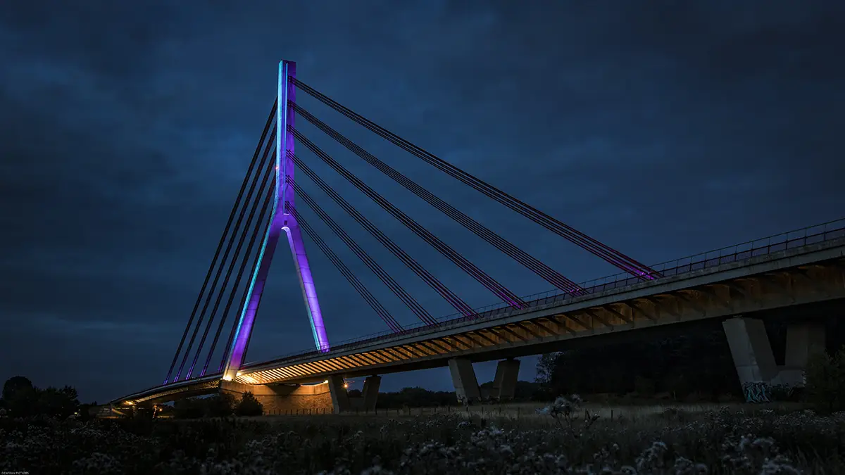 Drohnenservice Wesel: Niederrheinbrücke bei Wesel bei Nacht