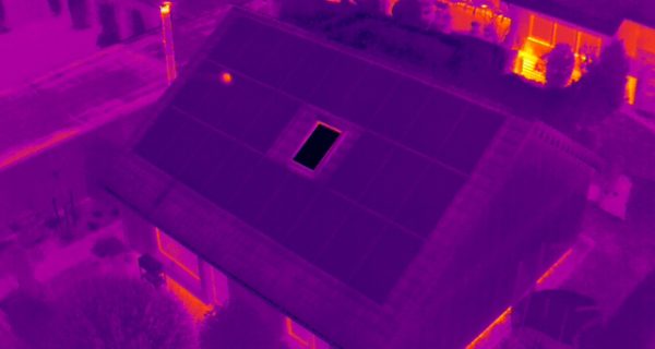 Wärmebild einer PV-Anlage, auf dem ein defektes Modul zu sehen ist