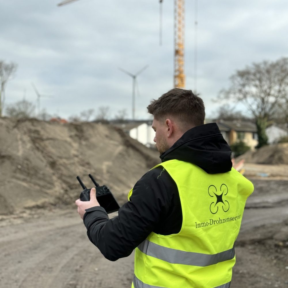 Gesellschafter Fabian Tittgen von Immo Drohnenservice in NRW während einer Drohneninspektion