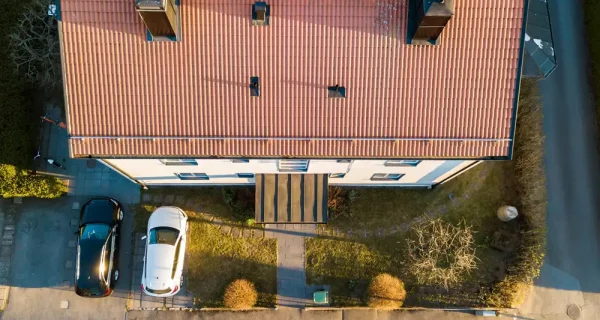 Dachinspektion per Drohne in NRW. Dach von oben.