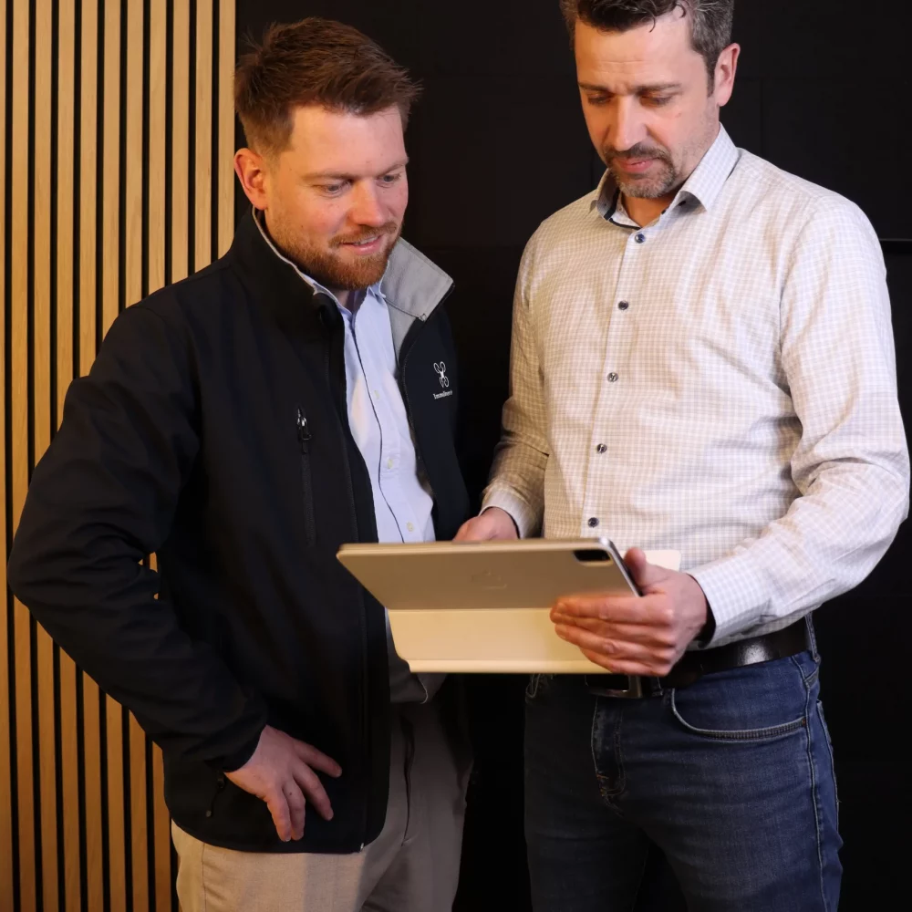 immo-drohnenservice-fabian-tittgen-und-rico-kossik-bei-der-arbeit-min